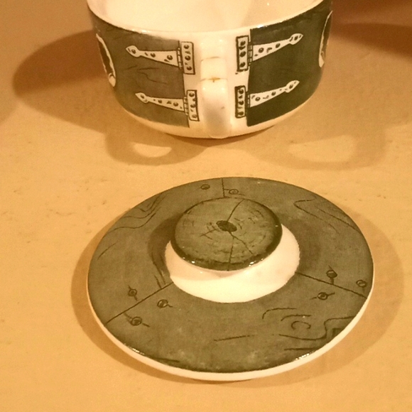 Vintage-Colonial Homestead by Royal. Handled Sugar Bowl with Lid & Creamer - Picture 5 of 12